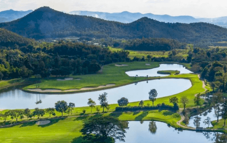 Interieur de voiture avec chauffeur prive en Thailande pour itineraires personnalises.