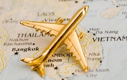 vol-thailand-voyage-organisation Couple qui se prépare à partir en voyage