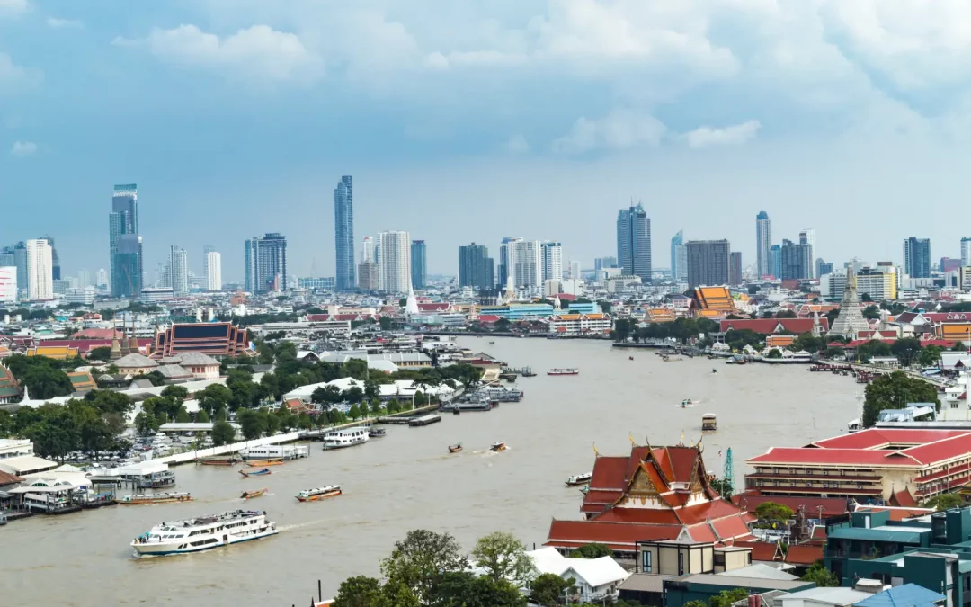 Itinéraire 2 semaines Thaïlande — vue panoramique Bangkok et Chao Phraya au coucher du soleil
