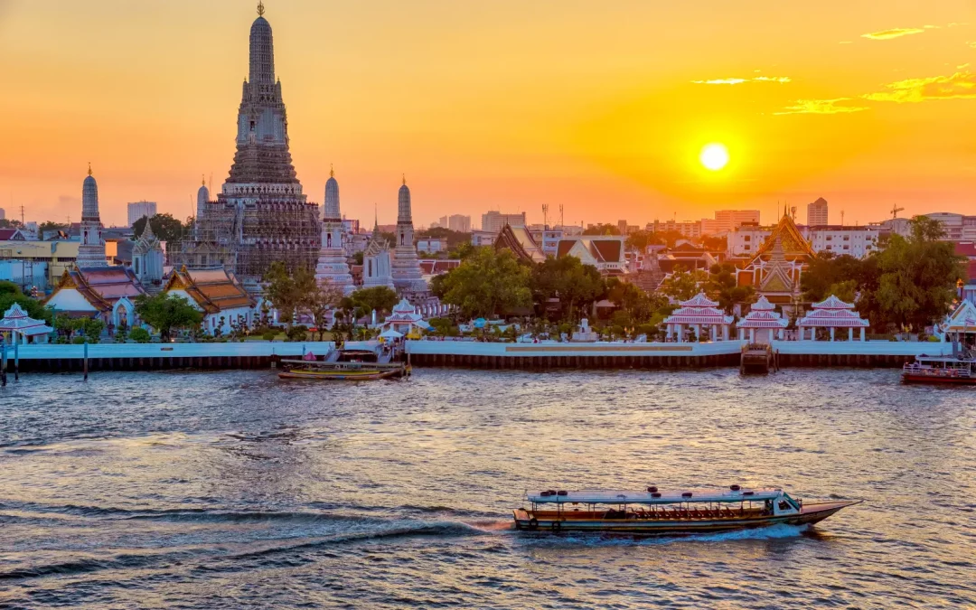 Wat Arun au coucher du soleil vu depuis la rivière Chao Phraya Bangkok itinéraire 4 jours