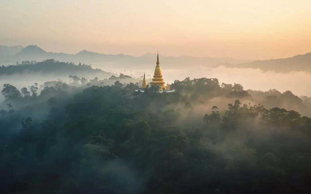 Temple Doi Suthep au lever du soleil avec la forêt brumeuse Chiang Mai itinéraire 3 jours