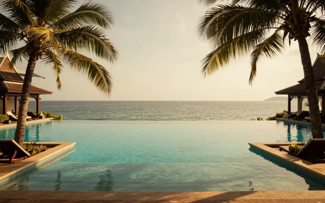 Piscine à débordement d'un hôtel haut de gamme à Phuket