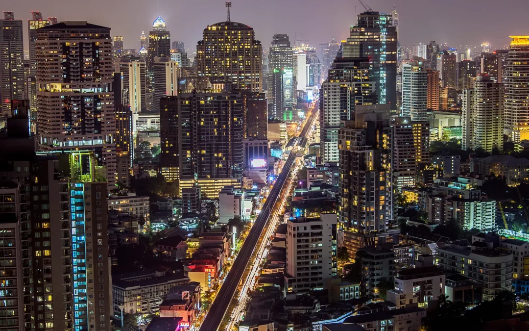 Avenue animée d'un quartier de Bangkok, BTS aérien au-dessus de la circulation
