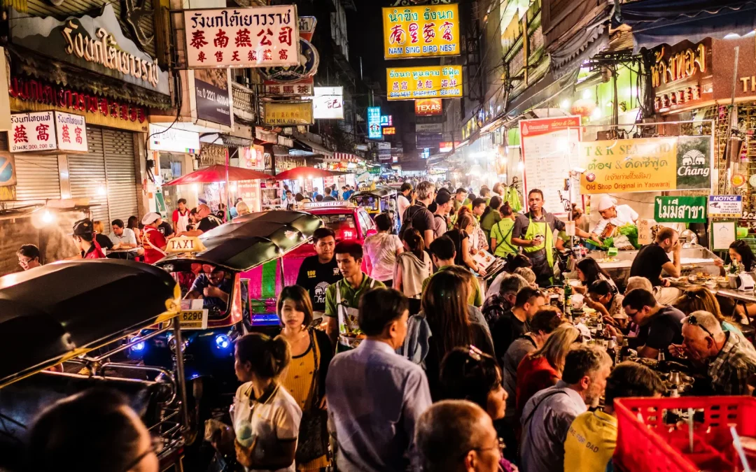 Marché nocturne street food Yaowarat Road Bangkok Chinatown nuit