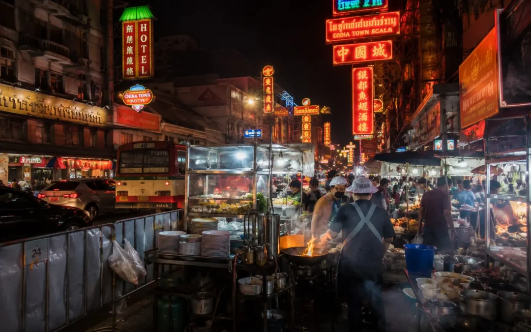 Marché nocturne Yaowarat Bangkok Chinatown avec néons et étals street food