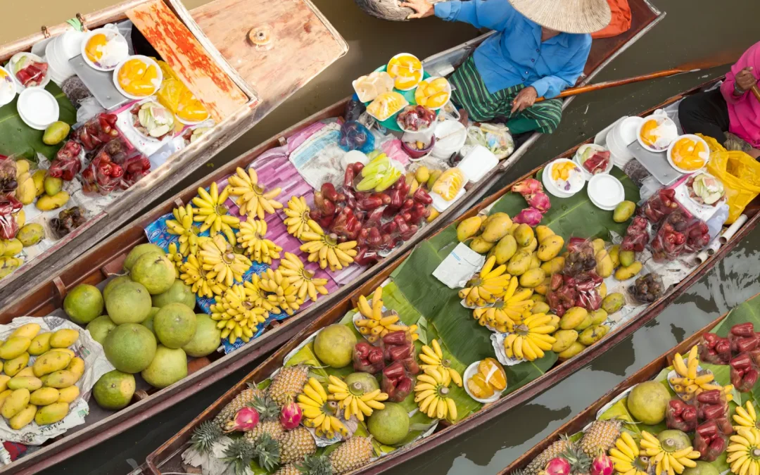 Barques chargées de fruits au marché flottant de Damnoen Saduak tôt le matin