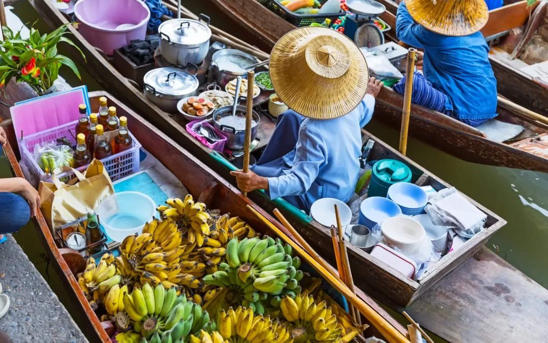 Vendeuse en barque au marché flottant de Damnoen Saduak, Thaïlande