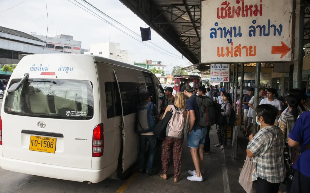 Minivan blanc chargeant des passagers au Terminal Sud de Bangkok le matin