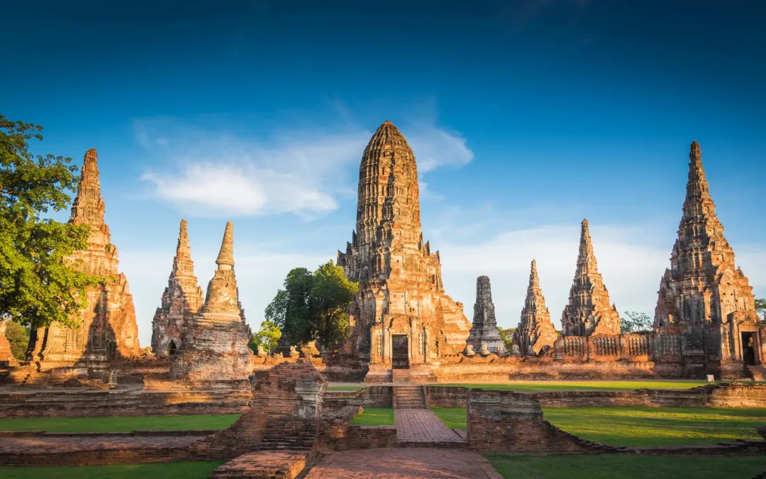 Ruines du temple Wat Chaiwatthanaram à Ayutthaya au lever du soleil
