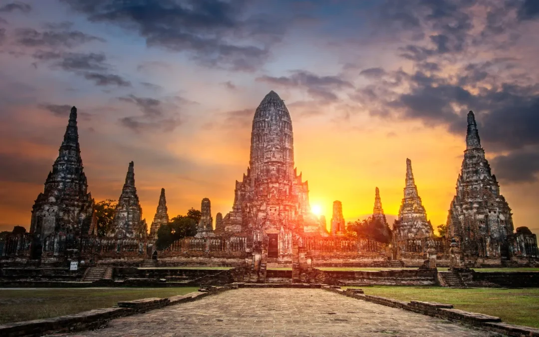 Prangs du Wat Chaiwatthanaram Ayutthaya au coucher du soleil